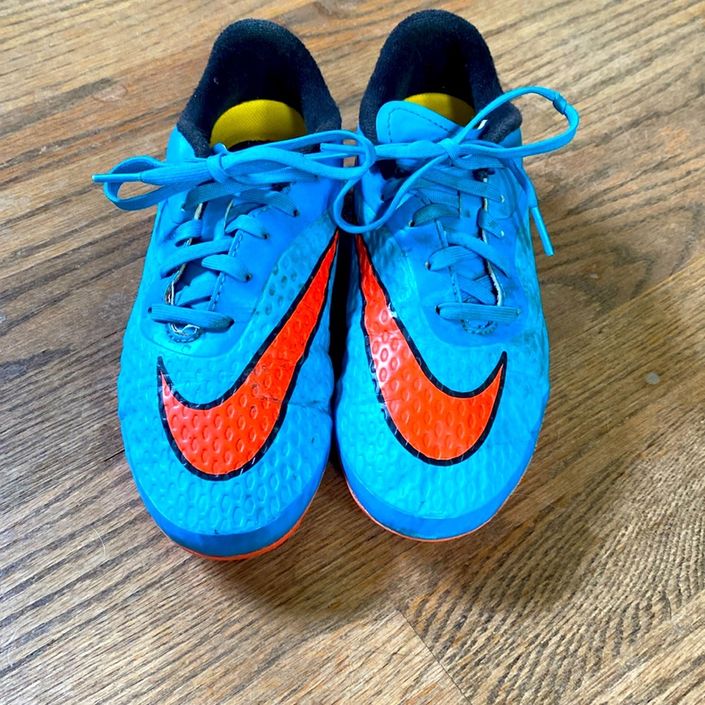 Nike hyper venom soccer cleats. Slightly worn and in great condition.